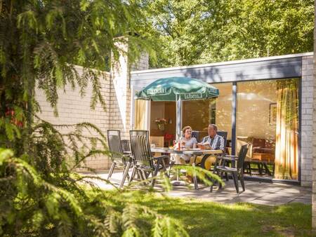 Terras van een vakantiehuis op vakantiepark Landal De Lommerbergen