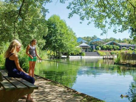 Samen vissen in het water op vakantiepark Landal De Lommerbergen