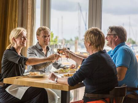 Genieten van een lunch of diner in het restaurant van Landal De Reeuwijkse Plassen