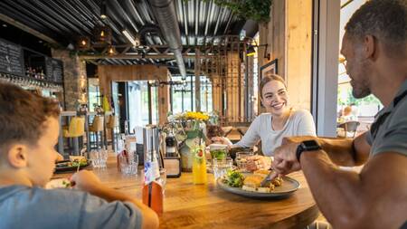 Gezin aan het dineren in het restaurant van Landal De Strabrechtse Vennen