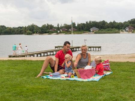 Strand bij recreatiemeer Landal De Vlegge