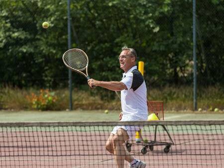 Tennissen op de tennisbaan van vakantiepark Landal De Vlegge