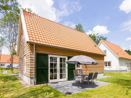 Tuin met terras van een vakantievilla op vakantiepark Landal de Waufsberg