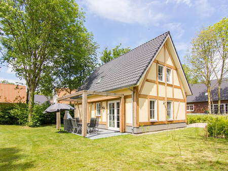 Tuin met terras van een "vakwerkwoning" op vakantiepark Landal de Waufsberg