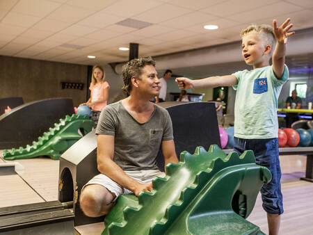 Mensen bowlen op de bowlingbaan van vakantiepark Landal Domein de Schatberg