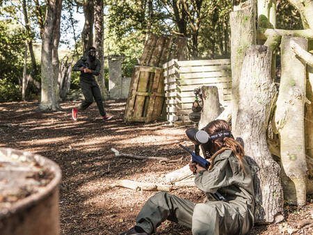 2 mensen spelen een potje paintball op vakantiepark Landal Domein de Schatberg