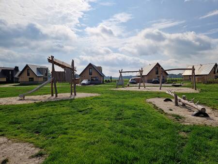 Grote speeltuin op vakantiepark Landal Drentse Lagune met schommel, wip en glijbaan