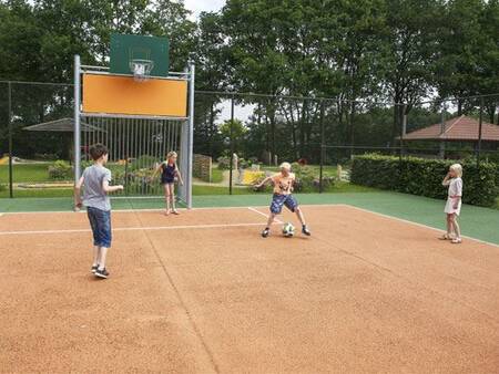 Kinderen voetballen op het multifunctioneel sportveld op vakantiepark Landal Duc de Brabant