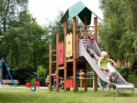 Kinderen spelen in de speeltuin op vakantiepark Landal Duc de Brabant