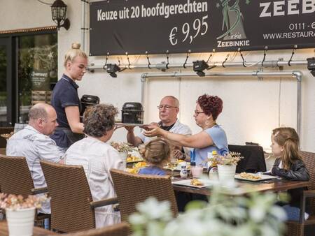Dineren in restaurant Zeebinkie op vakantiepark Landal Duinpark ’t Hof van Haamstede