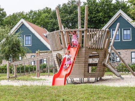 Kinderen spelen in een speeltuin op vakantiepark Landal Duinpark ’t Hof van Haamstede
