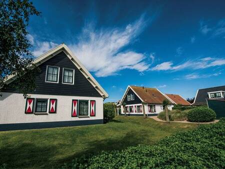 Enkele vakantiehuizen op vakantiepark Landal Duinpark ’t Hof van Haamstede