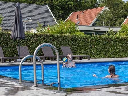 Zwemmen in het buitenbad van vakantiepark Landal Duinpark ’t Hof van Haamstede