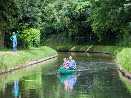 Samen kanoën op het water in vakantiepark Landal Duinpark ’t Hof van Haamstede