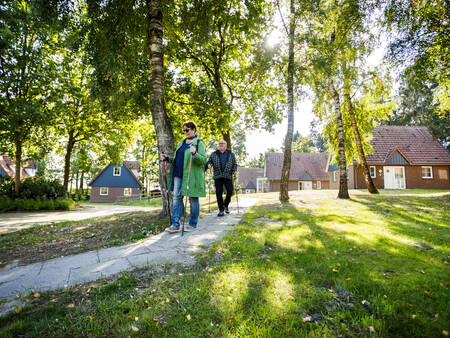 Wandelen tussen de vakantiehuizen op vakantiepark Landal Dwergter Sand