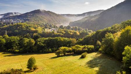 Het prachtige heuvellandschap met bossen rondom vakantiepark Landal Eifel Prümtal