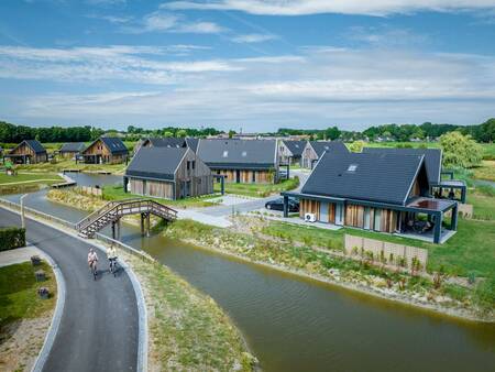 Vakantiehuizen en een brug over een kanaal op vakantiepark Landal Elfstedenhart