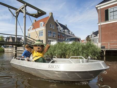 Bollo de beer in een boot op vakantiepark Landal Esonstad