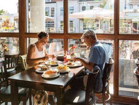 Stel dineert in een restaurant op vakantiepark Landal Esonstad