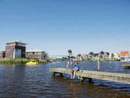 Kinderen vissen vanaf een steiger op vakantiepark Landal Esonstad