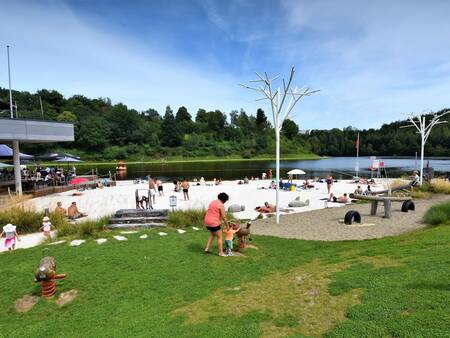 Mensen op het recreatiestrand vlakbij vakantiepark Landal Glamping Neufchâteau