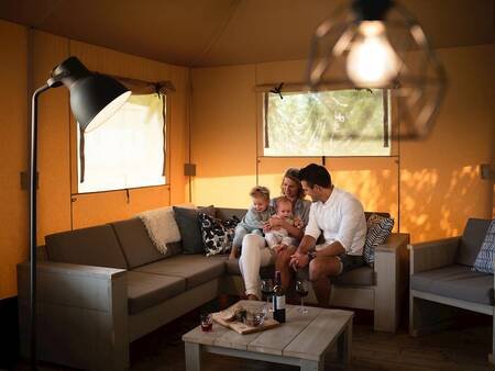 woonkamer in een safaritent op vakantiepark Landal Glamping Neufchâteau