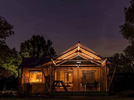 Safaritent in de nacht op vakantiepark Landal Gooise Heide