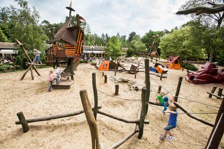 Kinderen spelen in de grote speeltuin op vakantiepark Landal Heideheuvel