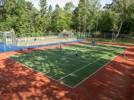 Tennissen op de tennisbaan van vakantiepark Landal Heideheuvel