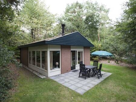 Tuin met terras van een vakantiehuis op vakantiepark Landal Heideheuvel