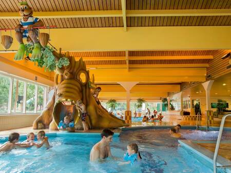 Samen zwemmen in het binnenbad van vakantiepark Landal Heideheuvel