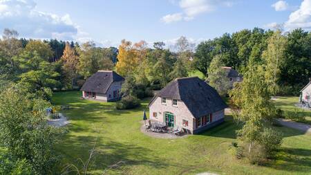 Luchtfoto van vakantiepark Landal Het Land van Bartje met vakantiehuizen en een speeltuintje