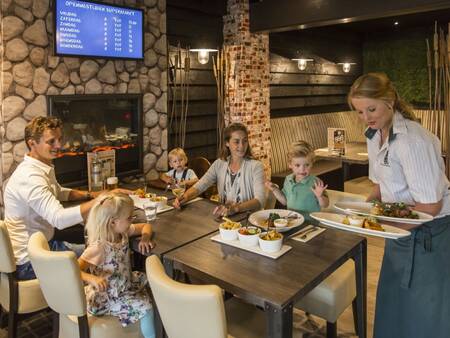 Gezin dineert in restaurant Het Land van Bartje op vakantiepark Landal Het Land van Bartje