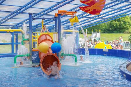 Waterspeeltuin in het zwembad van vakantiepark Landal Het Land van Bartje