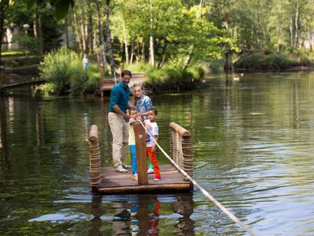 Pontje over het water op Landal Het Vennenbos