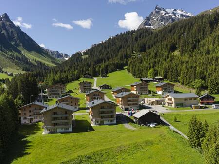 Luchtfoto van Landal Hochmontafon in een prachtige bergachtige omgeving