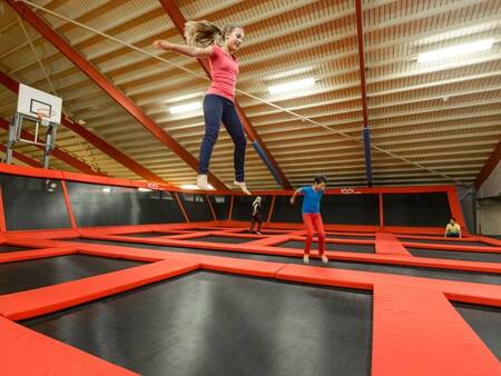 Kinderen springen in de "Bounz Arena" op vakantiepark Landal Hof van Saksen