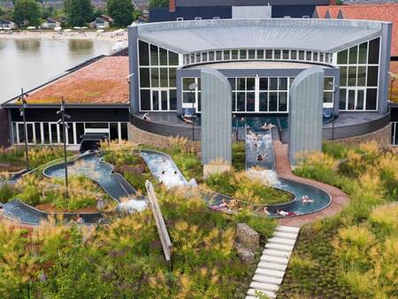 Wildwaterbaan buiten in het zwembad van vakantiepark Landal Hof van Saksen