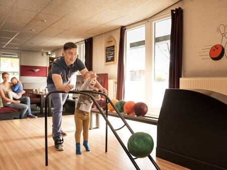 Een potje bowlen op de bowlingbaan op vakantiepark Landal Landgoed Aerwinkel