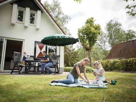 De vakantiehuizen op vakantiepark Landal Landgoed Aerwinkel hebben een grote tuin