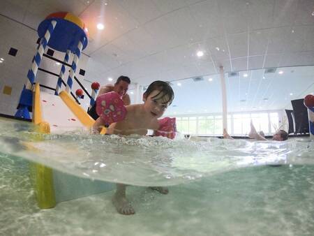 Glijbaantje in het peuterbad van het zwembad op vakantiepark Landal Landgoed Aerwinkel
