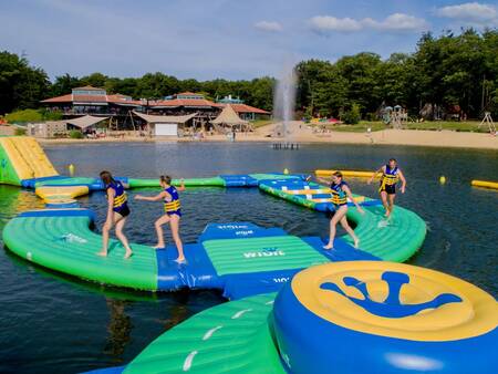 Kinderen spelen in het Aquapark op vakantiepark Landal Landgoed 't Loo