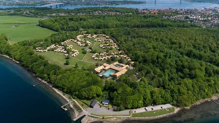 Luchtfoto van vakantiepark Landal Middelfart en bos