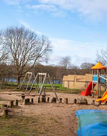 Speeltuin met airtrampoline, glijbaan en schommels op vakantiepark Landal Middelfart