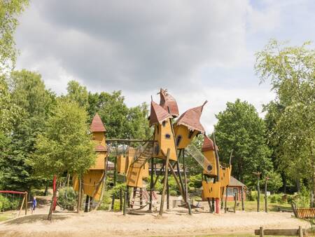 Kinderen vermaken zich urenlang op het Avonturenhof van vakantiepark Landal Miggelenberg