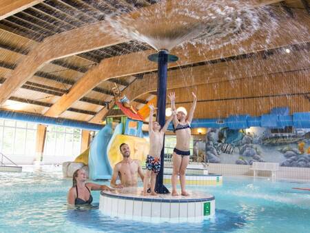 Lekker spetteren in het binnenbad van vakantiepark Landal Miggelenberg