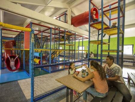 Gezin in het indoor speelparadijs van vakantiepark Landal Mooi Zutendaal