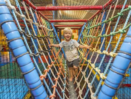 Kind speelt in de indoor speeltuin van vakantiepark Landal Mooi Zutendaal