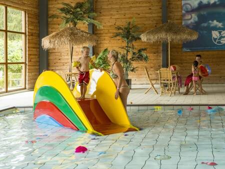 Kind speelt in het peuterbad van het zwembad op vakantiepark Landal Mooi Zutendaal