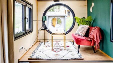 Woonkamer van een tiny house op vakantiepark Landal Nature Parc Saint Hubert